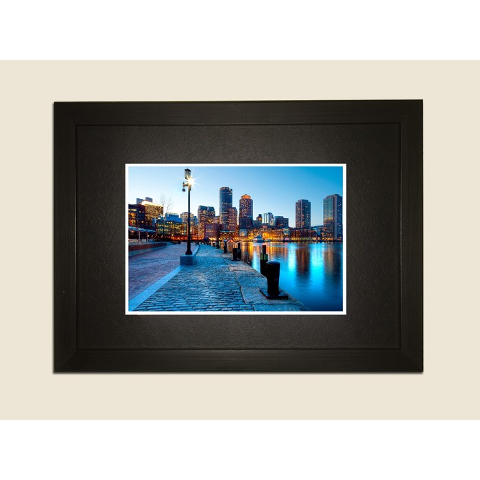Картина в дизайнерской раме "Красивая набережная, офисные здания в свете фонарей" серии Black, 40х30