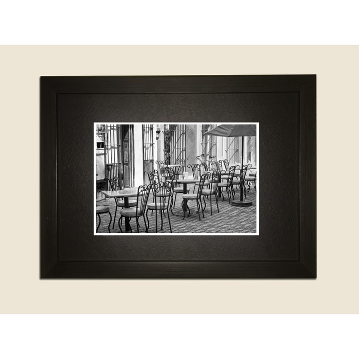 Картина в дизайнерской раме "Чёрно-белое уличное кафе" серии Black, 40х30см