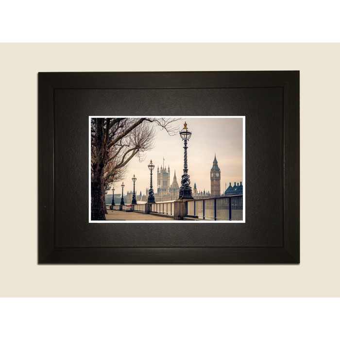 Картина в дизайнерской раме "Набережная Лондона" серии Black, 30х20см