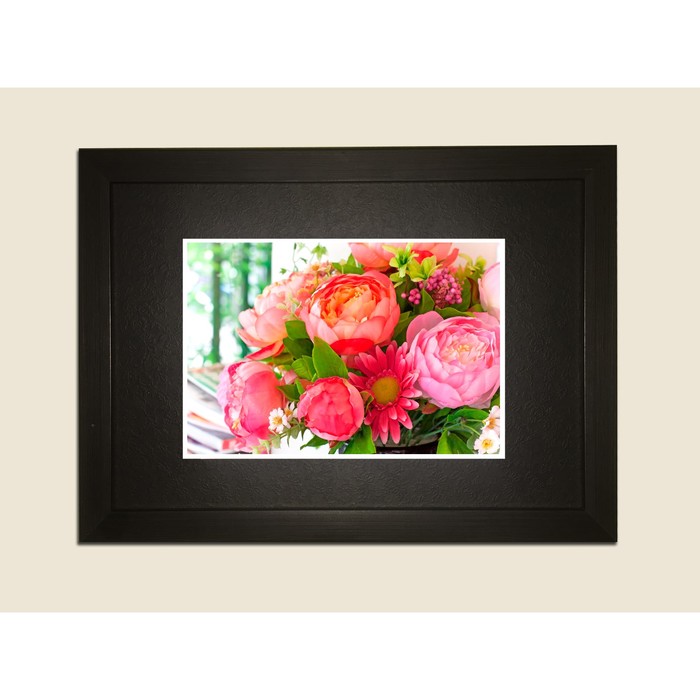 Картина в дизайнерской раме "Нежный букет пионов" серии Black, 30х20см