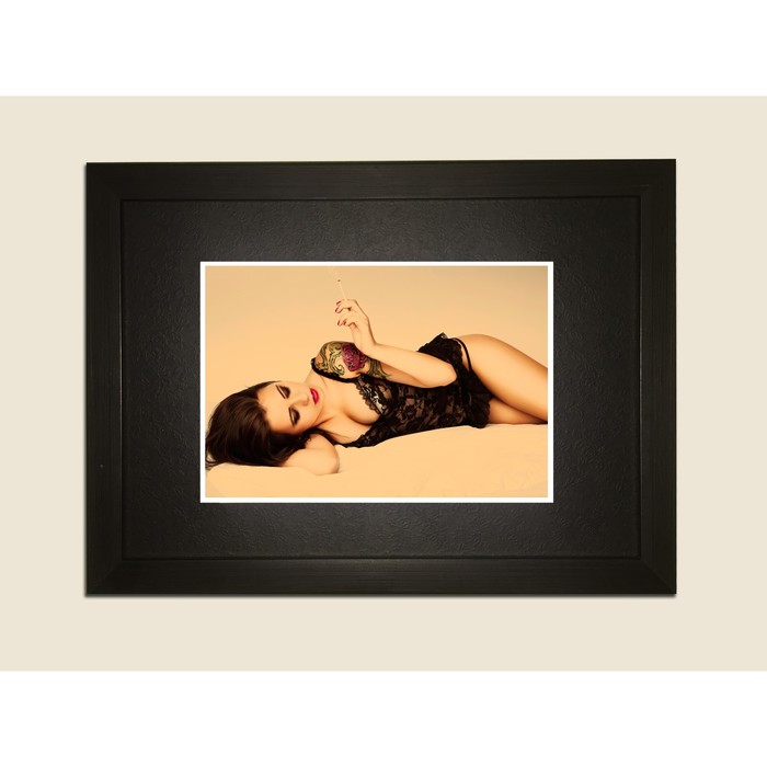 Картина в дизайнерской раме "Богиня" серии Black, 40х30см
