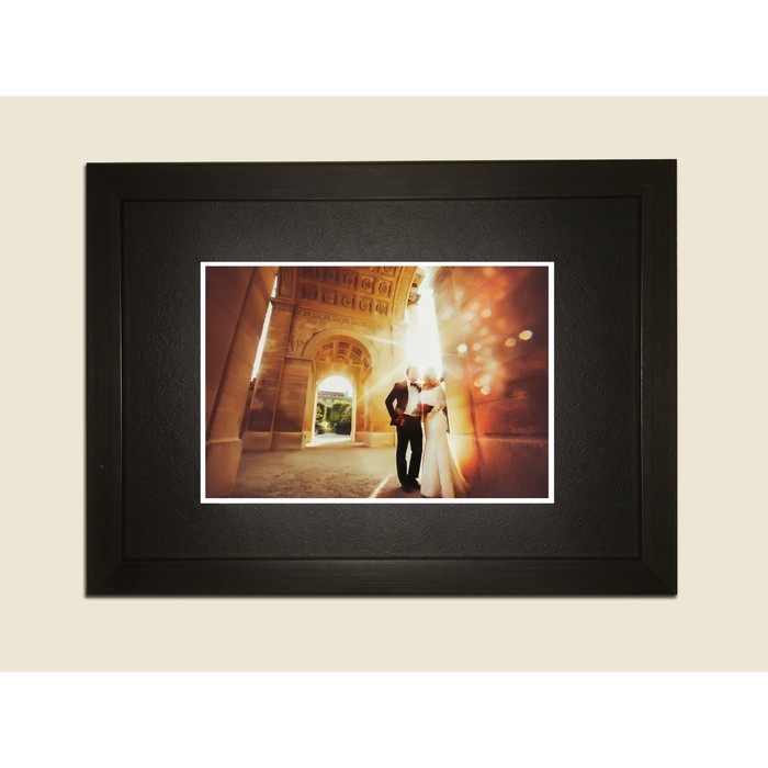 Картина в дизайнерской раме "Влюбленные в замке" серии Black, 30х20см