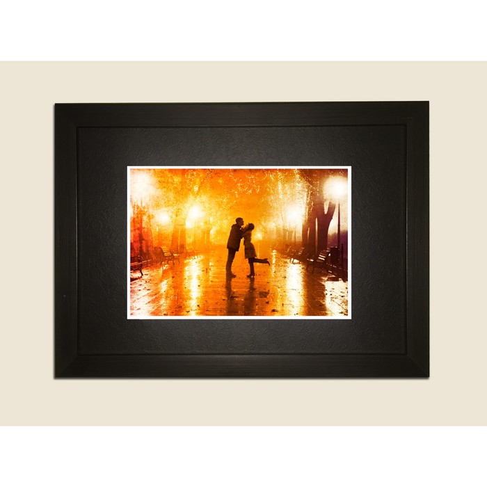 Картина в дизайнерской раме "Влюбленная пара в парке 3" серии Black, 40х30см