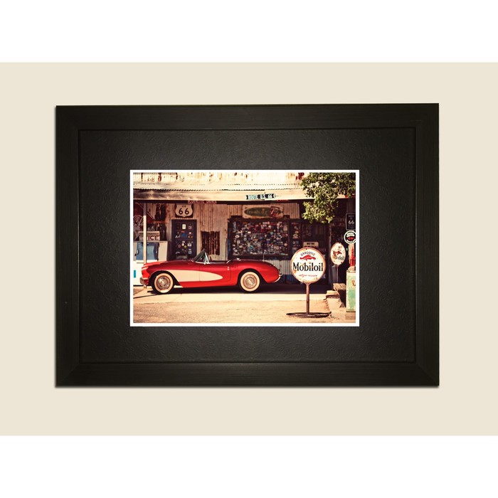 Картина в дизайнерской раме "Красный автомобиль" серии Black, 40х30см
