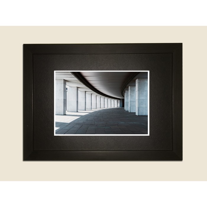 Картина в дизайнерской раме "Бесконечный коридор" серии Black, 30х20см