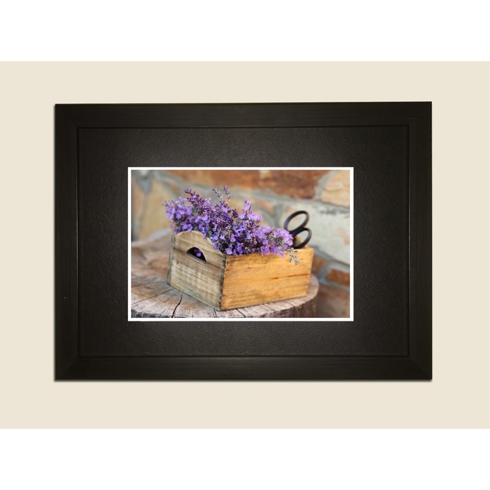 Картина в дизайнерской раме "Букетик лаванды" серии Black, 40х30см