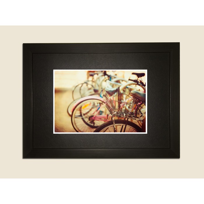 Картина в дизайнерской раме "Парковка велосипедов" серии Black, 40х30см