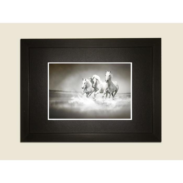 Картина в дизайнерской раме "Белые лошади галопом" серии Black, 40х30см