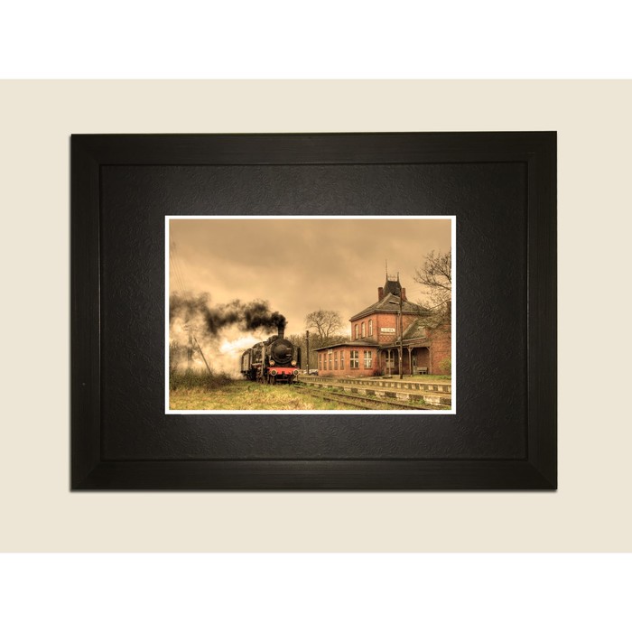Картина в дизайнерской раме "Поезд в старинном городе" серии Black, 30х20см