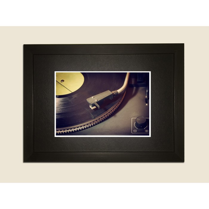 Картина в дизайнерской раме "Проигрователь" серии Black, 40х30см