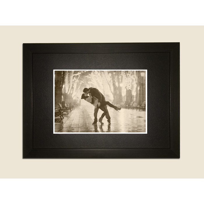 Картина в дизайнерской раме "Влюблённая пара в парке" серии Black, 30х20см
