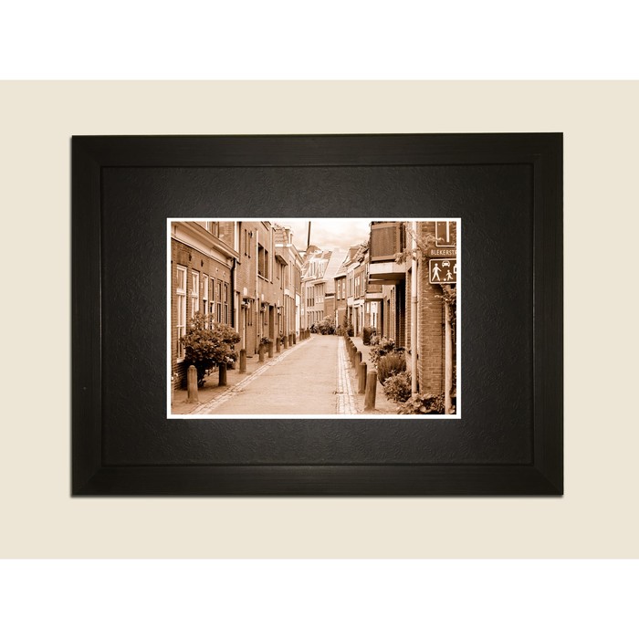 Картина в дизайнерской раме "Европейская улочка в сепии" серии Black, 30х20см