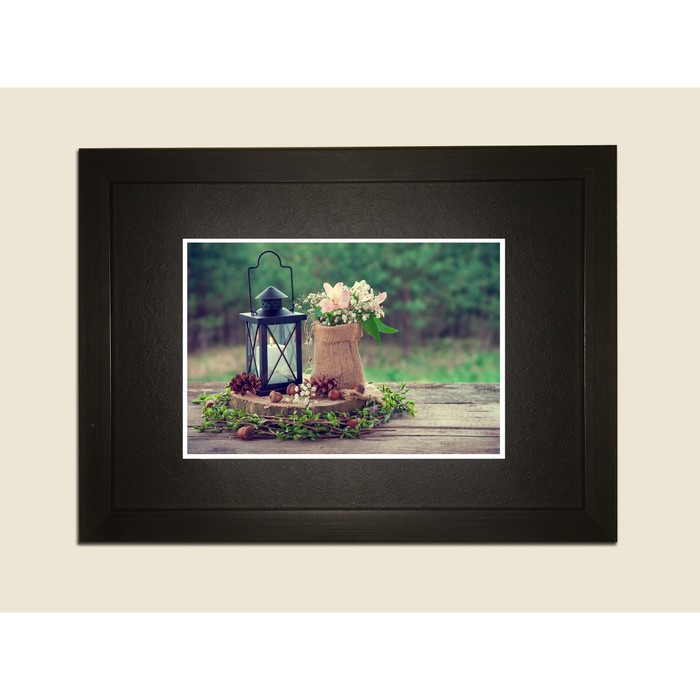 Картина в дизайнерской раме "Стильный фонарь и букет цветов" серии Black, 40х30см