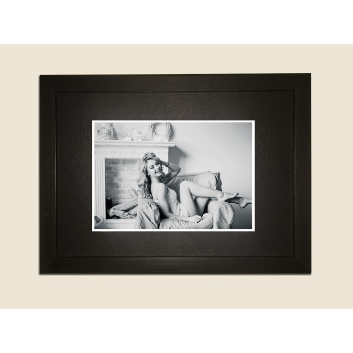 Картина в дизайнерской раме "Милая девушка" серии Black, 40х30см