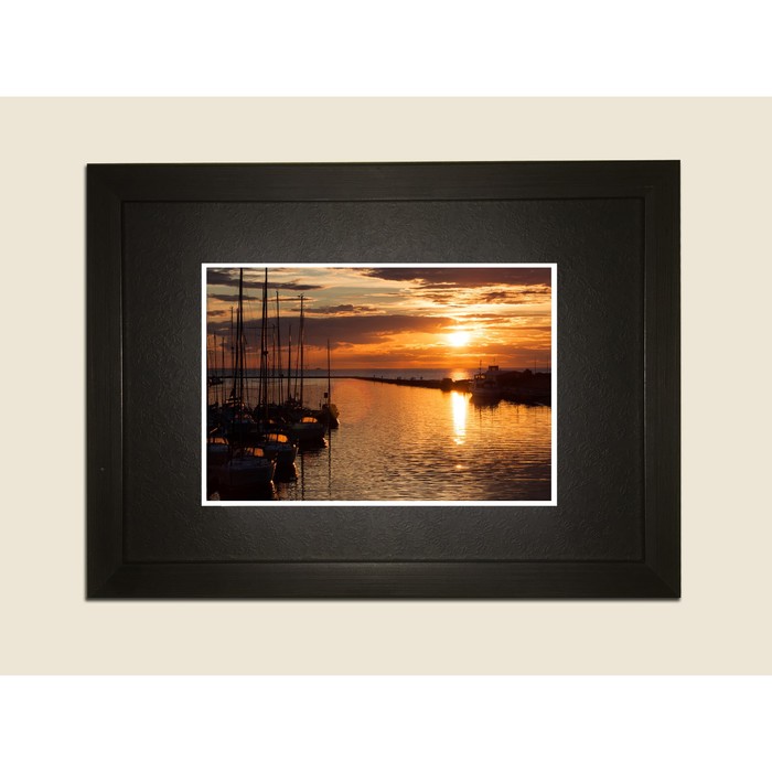 Картина в дизайнерской раме "Морской причал" серии Black, 40х30см