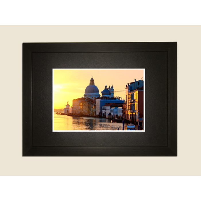 Картина в дизайнерской раме "Венеция в закате солнца" серии Black, 30х20см