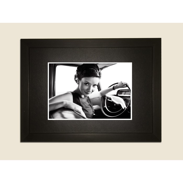 Картина в дизайнерской раме "Автомобилистка" серии Black, 40х30см
