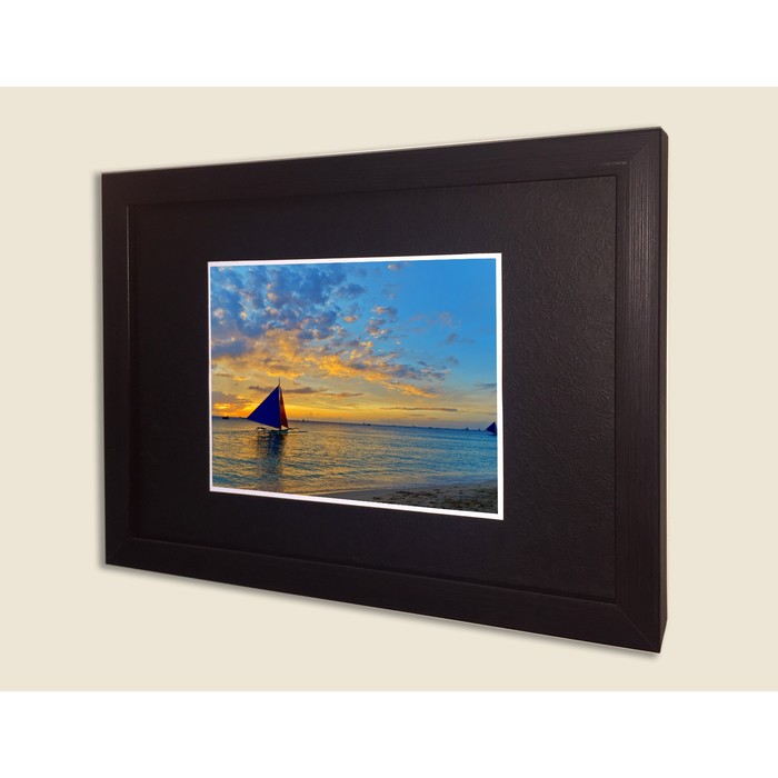 Картина в дизайнерской раме "Яхта в море" серии Black, 40х30см