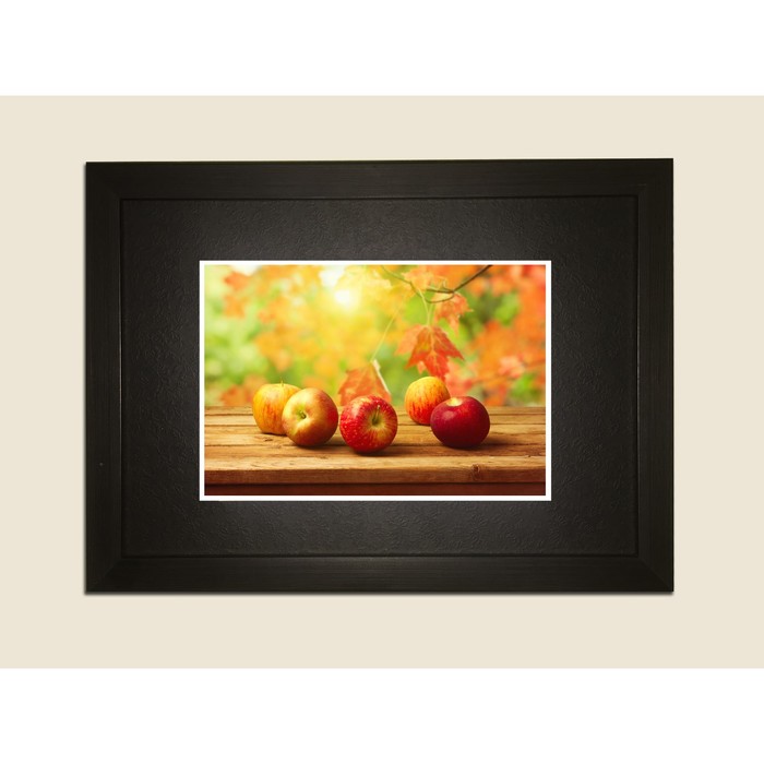 Картина в дизайнерской раме "Осенние сочные яблочки" серии Black, 40х30см