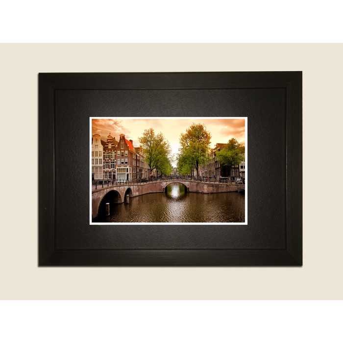 Картина в дизайнерской раме "Речной канал среди домов в Амстердаме" серии Black, 40х30см