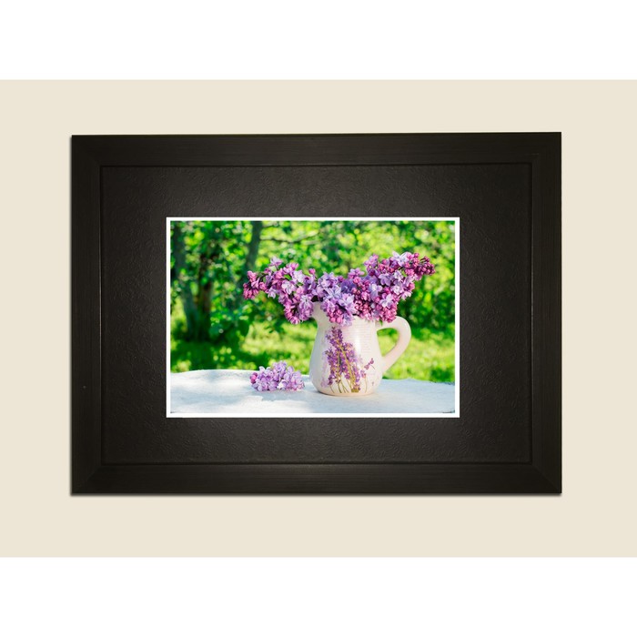 Картина в дизайнерской раме "Букет сирени в белой вазе" серии Black, 30х20см