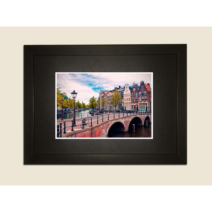 Картина в дизайнерской раме "Мост Амстердама и голандские дома" серии Black, 40х30см