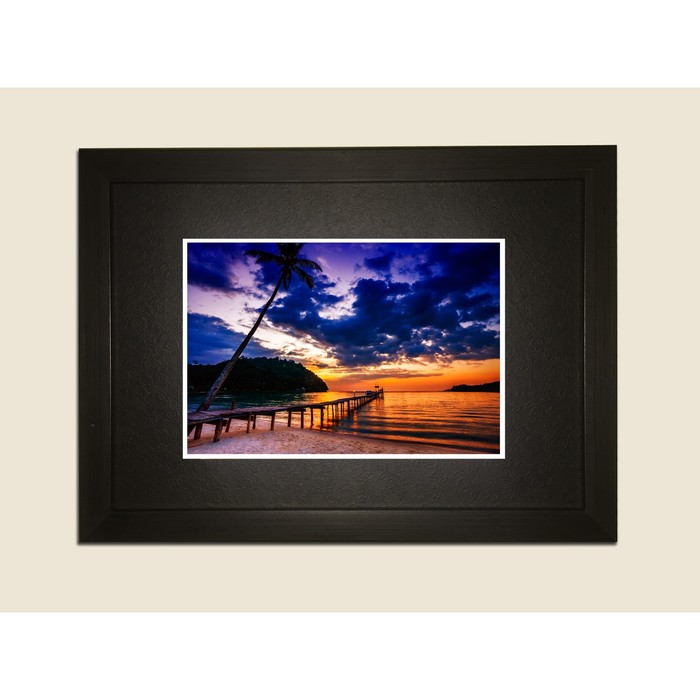 Картина в дизайнерской раме "Деревянный мост устремленный в море" серии Black, 40х30см