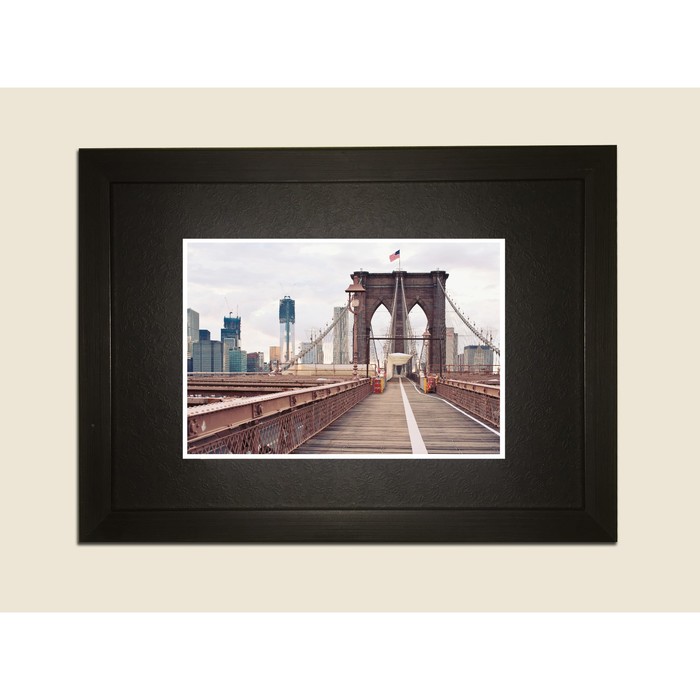 Картина в дизайнерской раме "Бруклинский мост на фоне небоскрёбов Нью-Йорка" серии Black, 40х30см