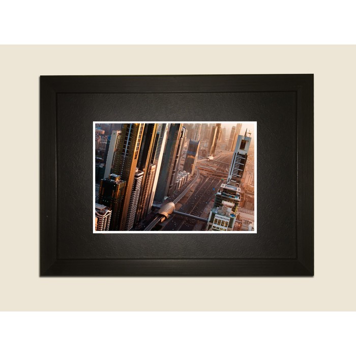 Картина в дизайнерской раме "Мегаполис, городское движение" серии Black, 40х30см
