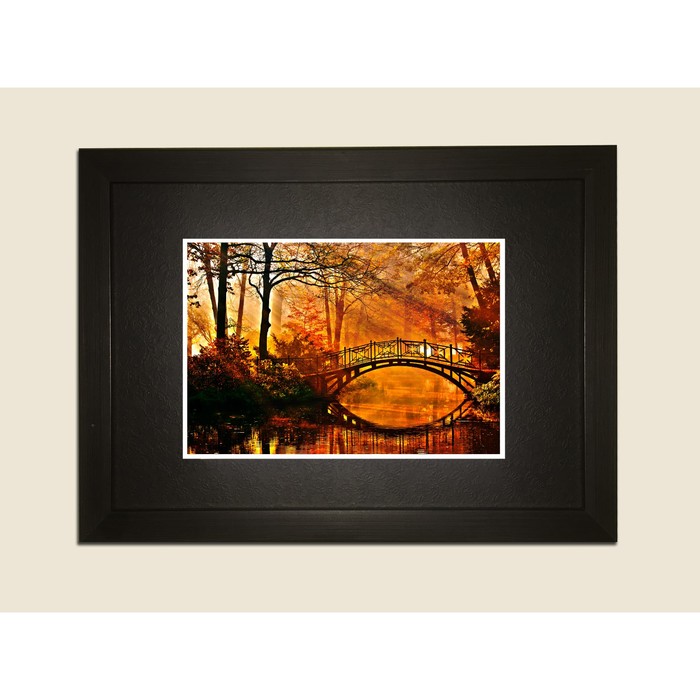 Картина в дизайнерской раме "Осенняя лесная река" серии Black, 40х30см