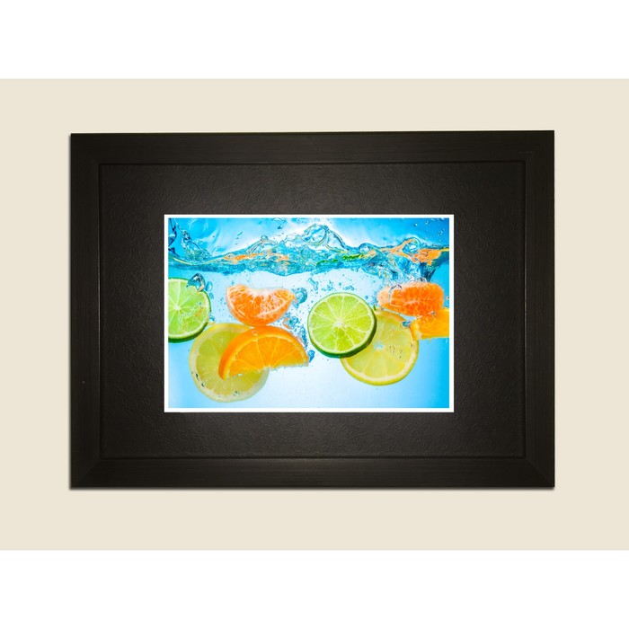 Картина в дизайнерской раме "Цитрусы в воде" серии Black, 40х30см