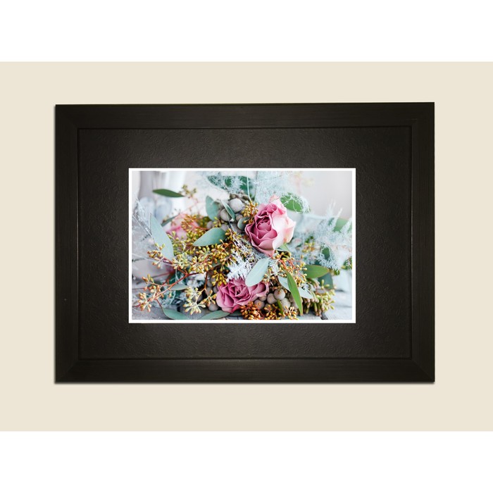 Картина в дизайнерской раме "Стильный строгий букет цветов" серии Black, 30х20см