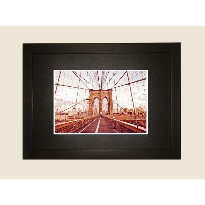 Картина в дизайнерской раме "Вид на Бруклинский мост" серии Black, 40х30см
