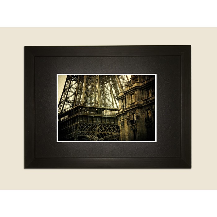 Картина в дизайнерской раме "Эйфелевая башня крупным планом" серии Black, 40х30см