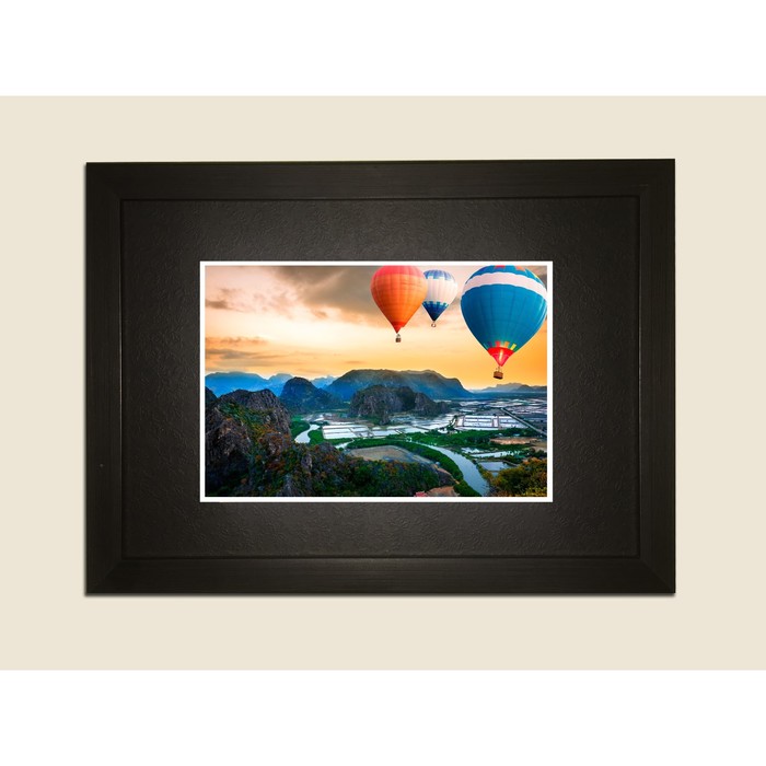 Картина в дизайнерской раме "Горная река" серии Black, 40х30см