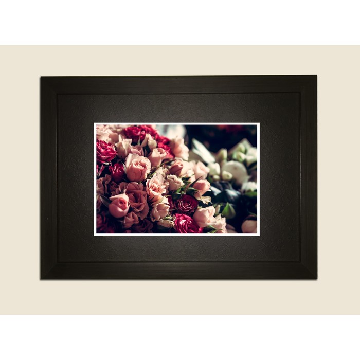 Картина в дизайнерской раме "Букет белых роз" серии Black, 30х20см