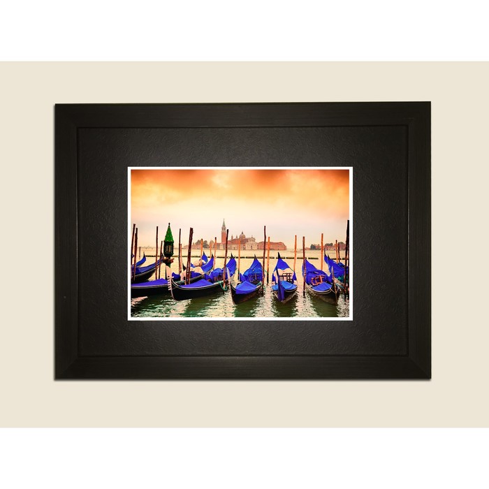Картина в дизайнерской раме "Гондолы, подпрыгивая в лагуне вне Сан Марко Пьяцца" серии Black, 40х30с