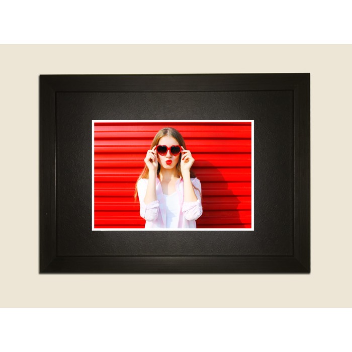 Картина в дизайнерской раме "Красные очки" серии Black, 40х30см