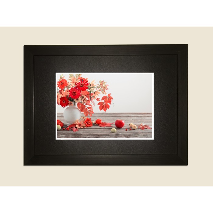 Картина в дизайнерской раме "Красивый букет цветов в гармонии с осенними листьями" серии Black, 30х2
