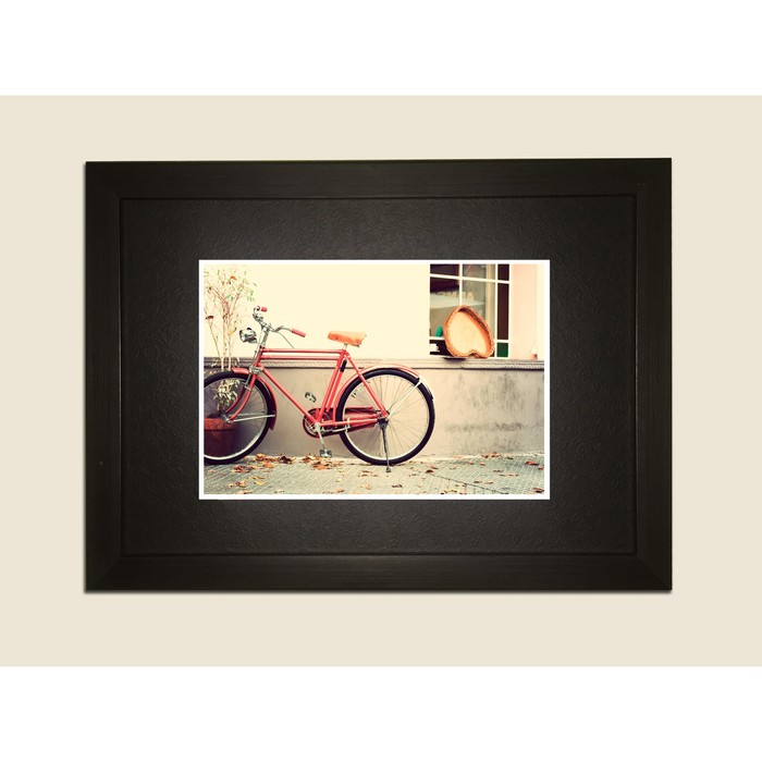 Картина в дизайнерской раме "Красный велосипед" серии Black, 30х20см