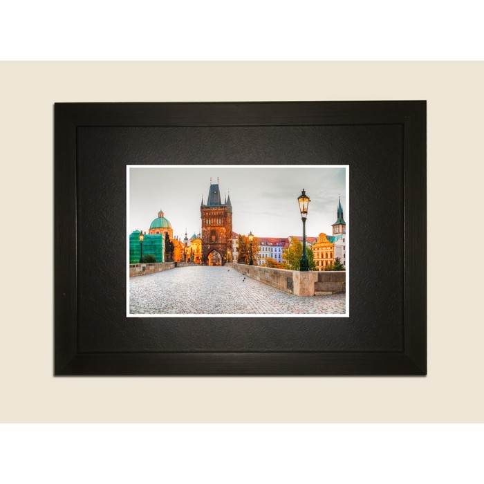 Картина в дизайнерской раме "Вид на здание, уличный фонарь" серии Black, 40х30см