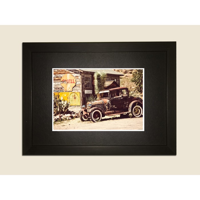 Картина в дизайнерской раме "Ржавый автомобиль" серии Black, 30х20см
