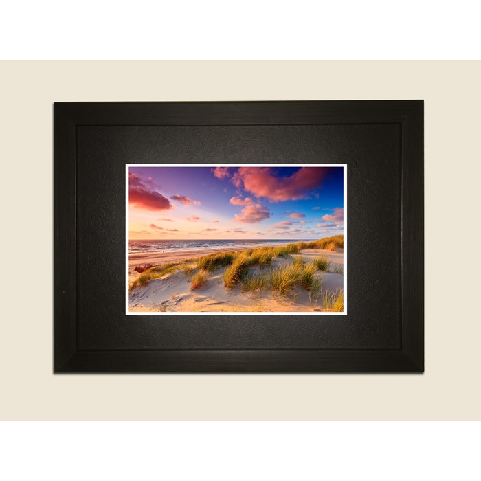 Картина в дизайнерской раме "Морской пляж" серии Black, 40х30см