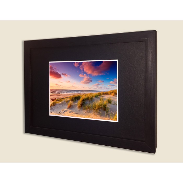 Картина в дизайнерской раме "Морской пляж" серии Black, 40х30см