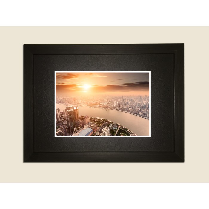 Картина в дизайнерской раме "Вид сверху на реку в мегаполисе" серии Black, 40х30см