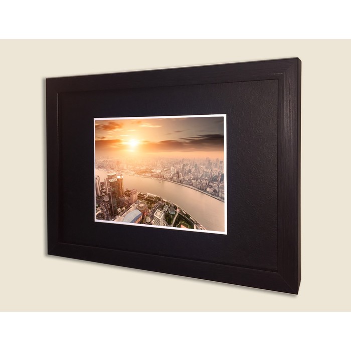 Картина в дизайнерской раме "Вид сверху на реку в мегаполисе" серии Black, 40х30см