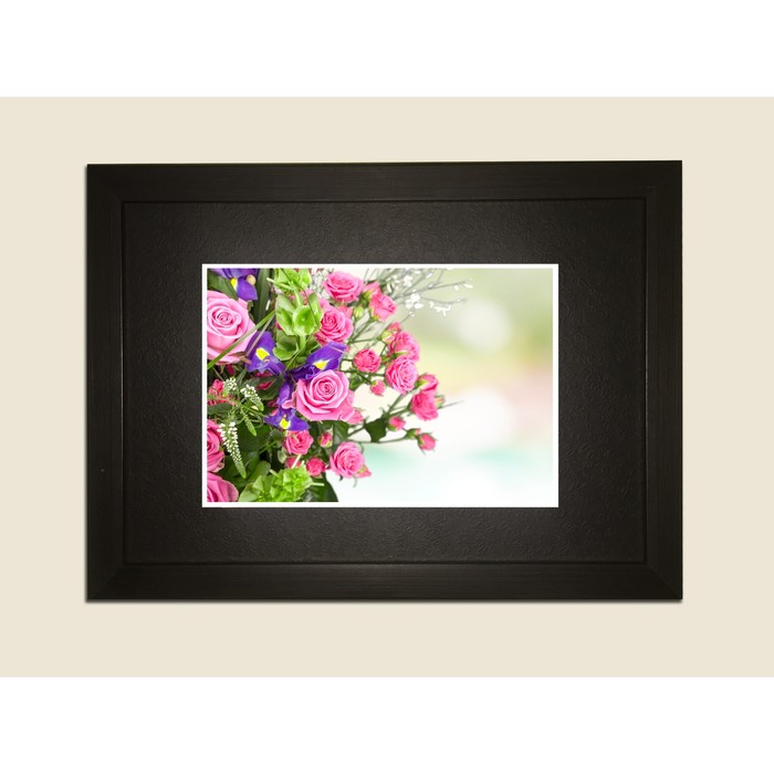 Картина в дизайнерской раме "Нежные розовые розы на белом фоне" серии Black, 30х20см