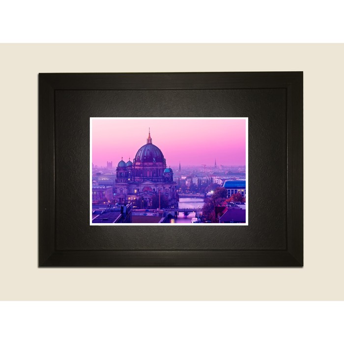Картина в дизайнерской раме "Городской вид" серии Black, 40х30см