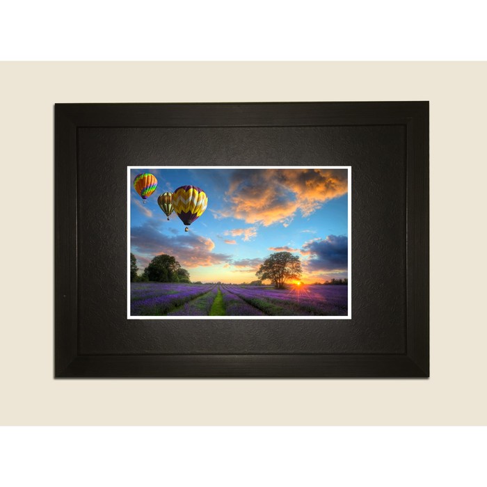 Картина в дизайнерской раме "Воздушные шары над лавандовом поле" серии Black, 40х30см