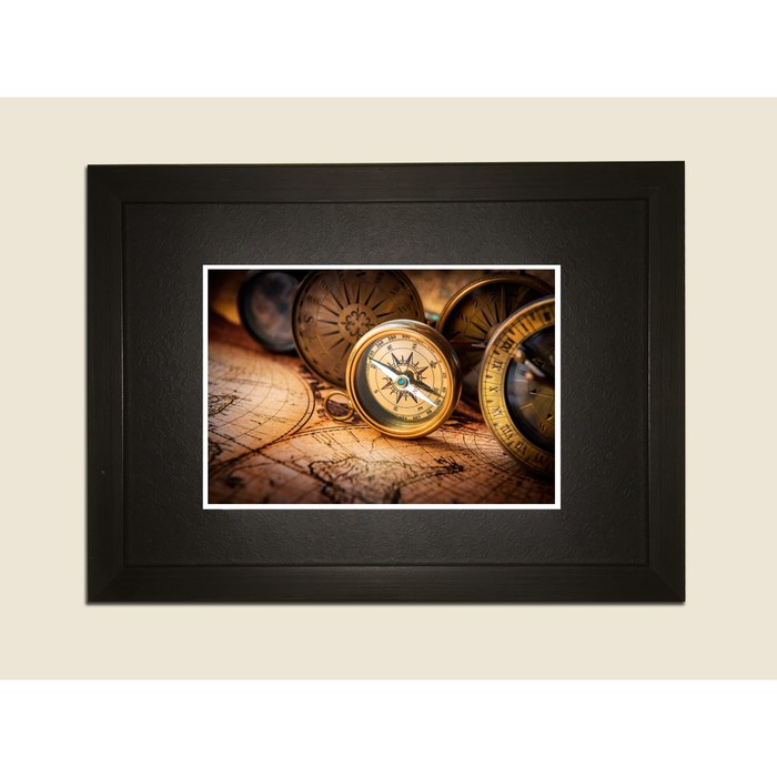 Картина в дизайнерской раме "Компас путешественника" серии Black, 30х20см
